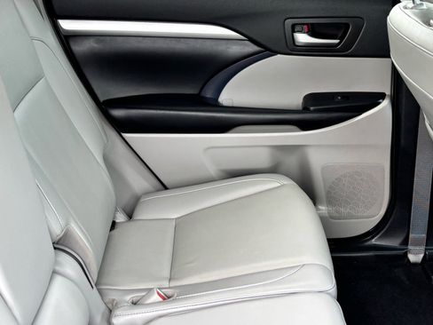 Used 2019 Toyota Highlander XLE w/ Carpet Mat Package (TMS) image 11