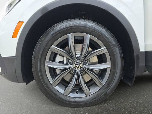 Used 2024 Volkswagen Tiguan SE w/ Panoramic Sunroof Package FWD image 37