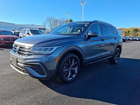 Certified 2022 Volkswagen Tiguan SE image 3
