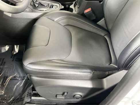 Used 2022 Jeep Cherokee Latitude Lux w/ Mopar Interior Package AWD/4WD image 18