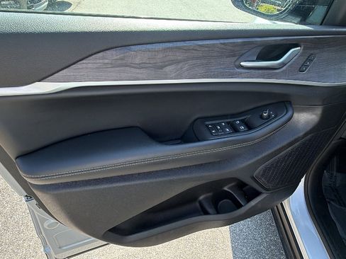 Used 2024 Jeep Grand Cherokee Limited w/ Luxury Tech Group II image 14