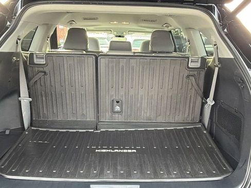 Used 2022 Toyota Highlander XLE image 9