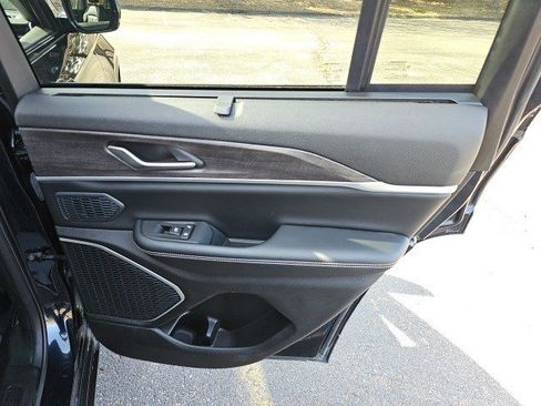 Used 2023 Jeep Grand Cherokee Limited w/ Luxury Tech Group II image 17