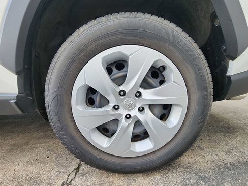 Used 2022 Toyota RAV4 LE image 10