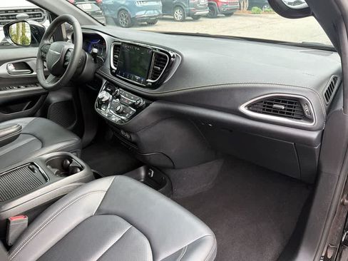 Used 2024 Chrysler Pacifica Touring-L w/ S Appearance Package AWD/4WD image 13