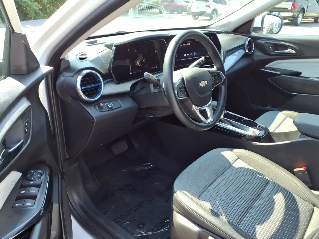 Used 2025 Chevrolet Trax LT w/ LT Convenience Package FWD image 6