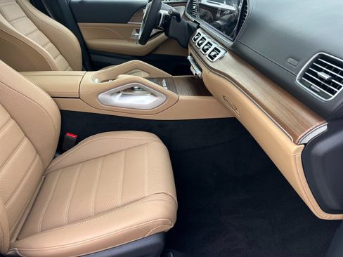 New 2026 Mercedes-Benz GLS 580 4MATIC image 16
