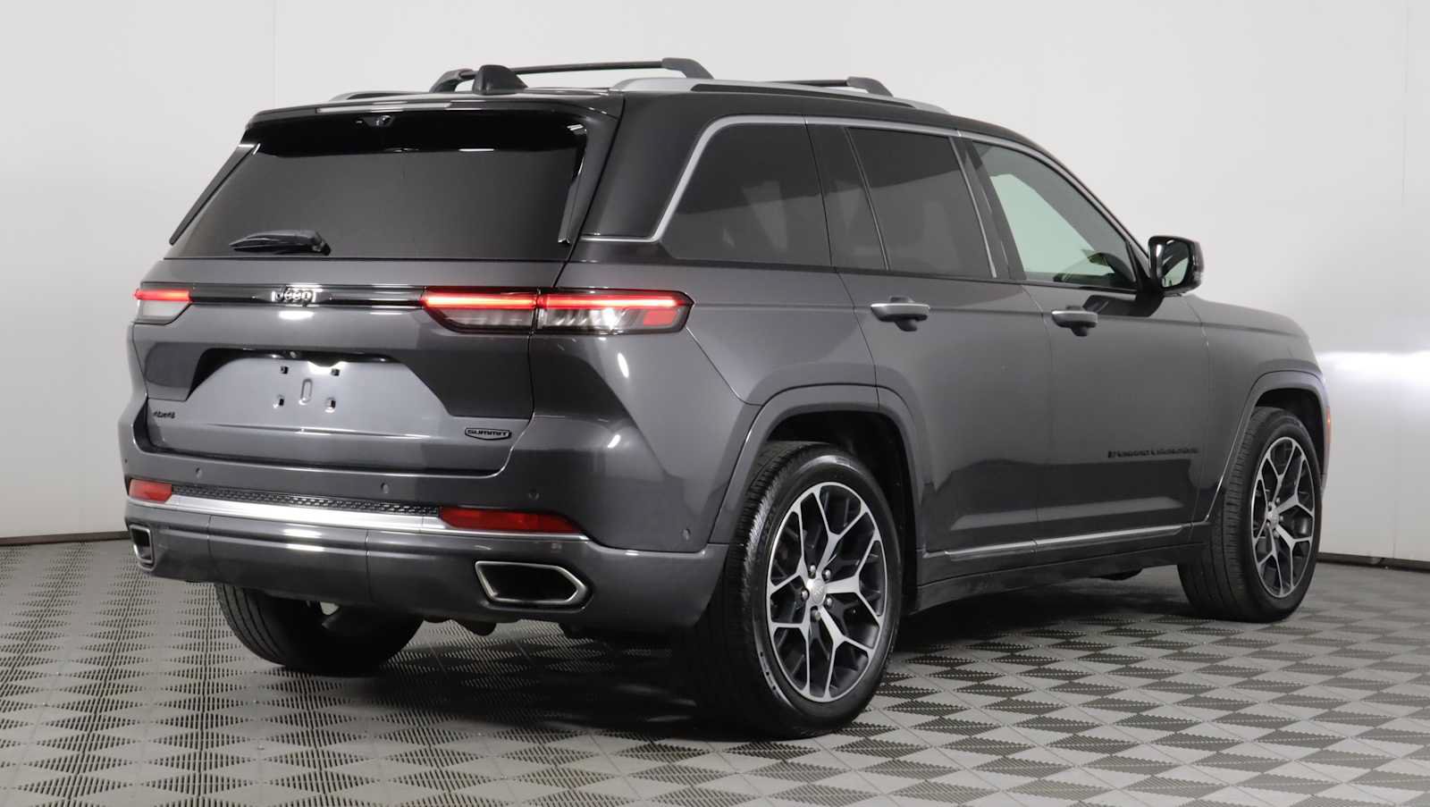 Used 2023 Jeep Grand Cherokee Summit AWD/4WD image 6