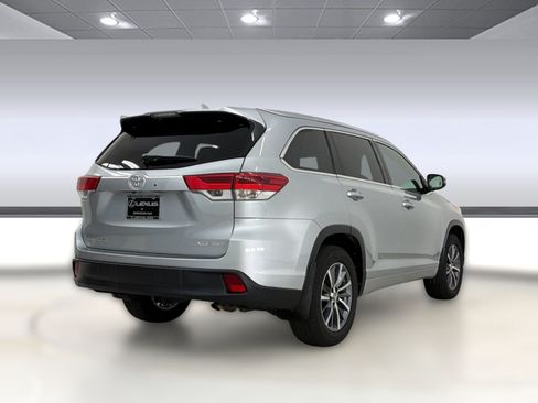 Used 2017 Toyota Highlander XLE AWD/4WD image 9