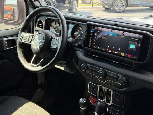 Used 2024 Jeep Gladiator Mojave w/ Technology Group AWD/4WD image 5