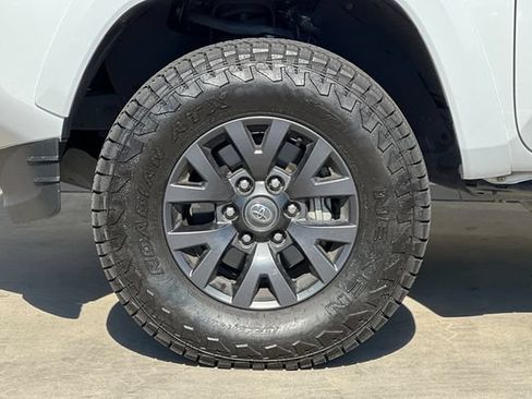 Used 2022 Toyota Tacoma SR5 AWD/4WD image 33