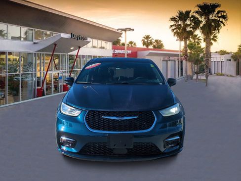 Certified 2025 Chrysler Pacifica Select image 8