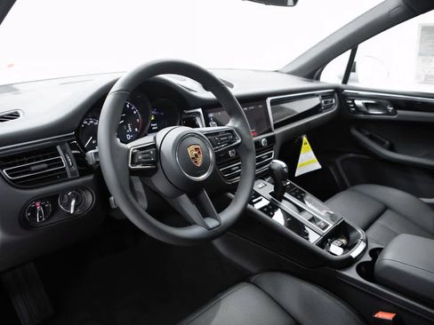 Certified 2026 Porsche Macan AWD/4WD image 4