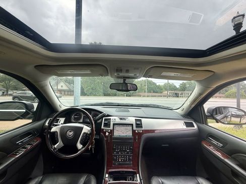 Used 2011 Cadillac Escalade ESV Luxury image 33