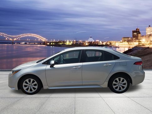 Used 2024 Toyota Corolla LE FWD image 2