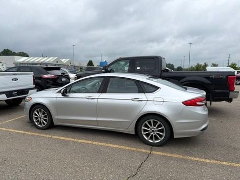 Used 2017 Ford Fusion SE FWD image 2