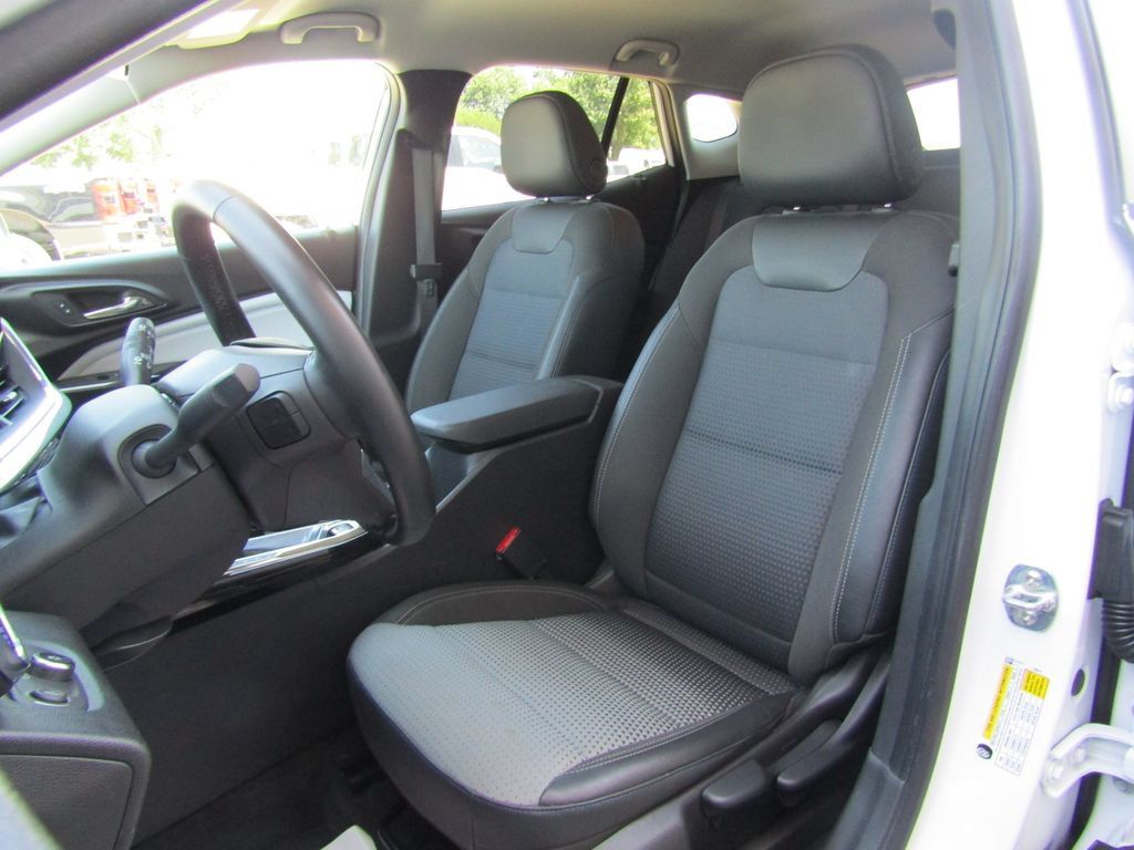 Used 2025 Chevrolet Trax LT w/ LT Convenience Package FWD image 17
