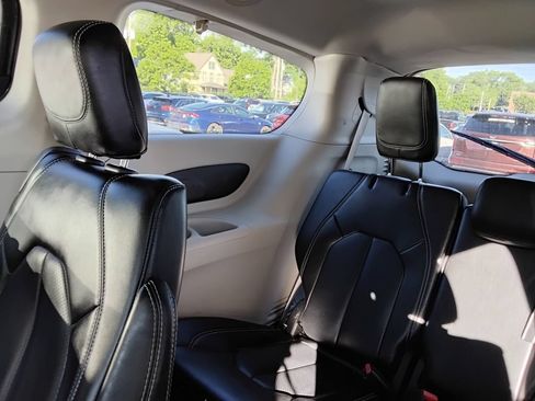 Used 2023 Chrysler Pacifica Touring-L FWD image 12
