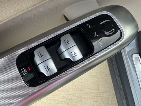 Used 2025 Mercedes-Benz GLC 350e 4MATIC image 12