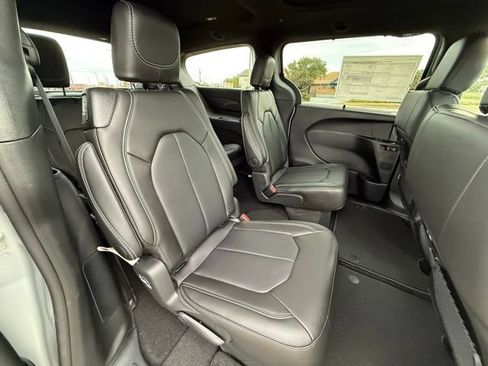 New 2026 Chrysler Pacifica Select AWD/4WD image 13