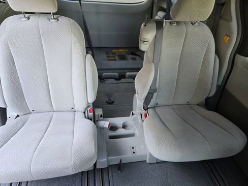 Used 2011 Toyota Sienna LE w/ Towing Pkg FWD image 17