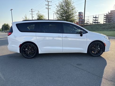 Certified 2024 Chrysler Pacifica Limited w/ S Appearance Package FWD image 10