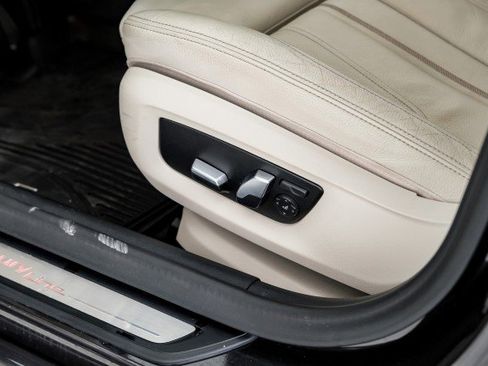 Used 2020 BMW 530i xDrive w/ Premium Package image 36