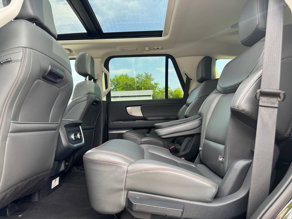 Used 2025 Ford Expedition Active AWD/4WD image 41