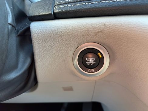 Used 2023 Chrysler Pacifica Touring-L image 24