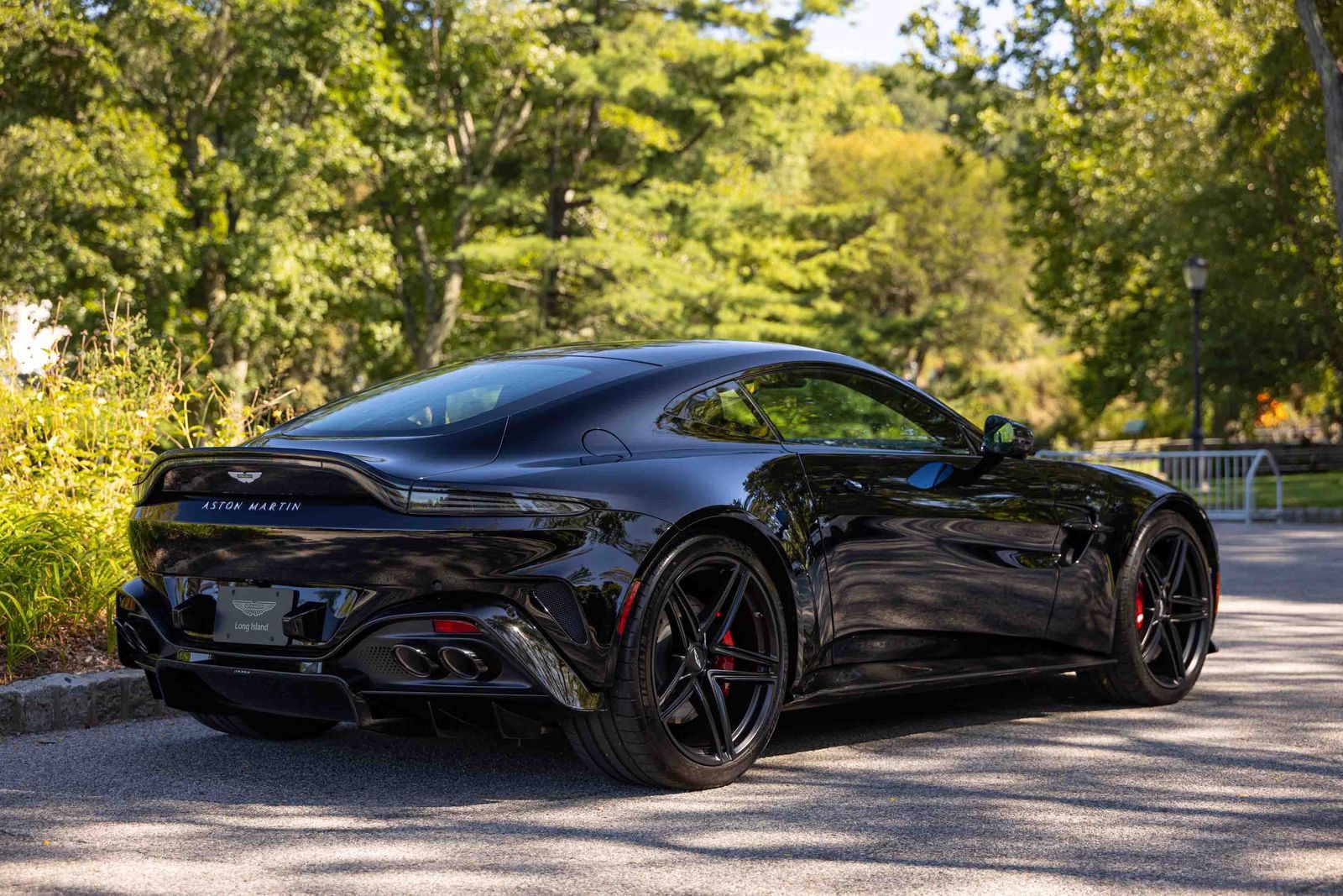Used 2025 Aston Martin V8 Vantage Coupe RWD image 33