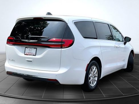 Used 2025 Chrysler Pacifica Select FWD image 11