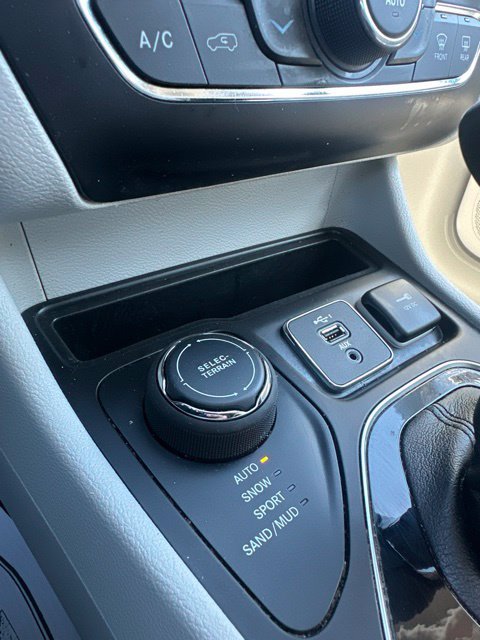 Used 2021 Jeep Cherokee Limited w/ Elite Package AWD/4WD image 39