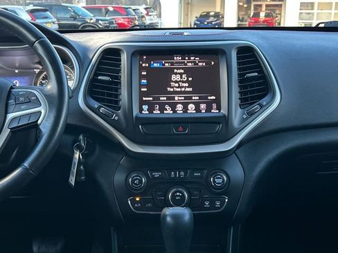 Used 2016 Jeep Cherokee Trailhawk image 21