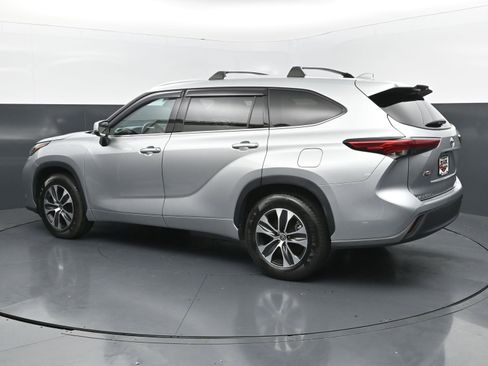 Used 2021 Toyota Highlander XLE FWD image 3