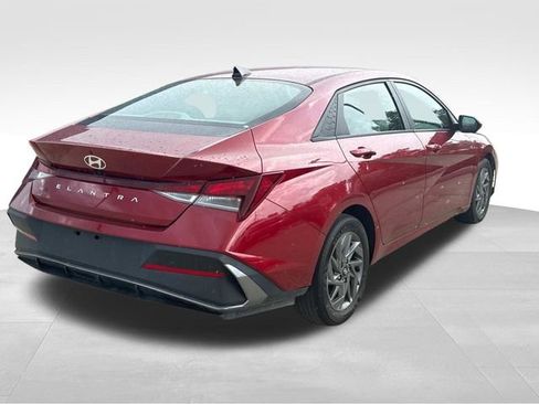 Used 2024 Hyundai Elantra SEL image 9