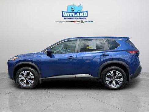 Used 2022 Nissan Rogue SV FWD image 2
