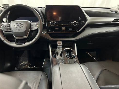 Used 2024 Toyota Highlander Platinum image 17