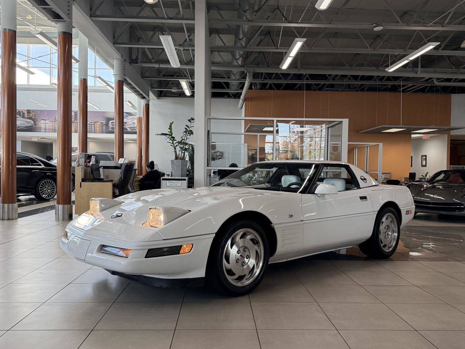 Used 1993 Chevrolet Corvette Convertible RWD image 2