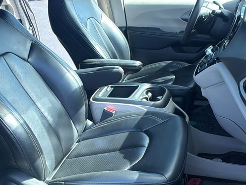 Used 2023 Chrysler Pacifica Touring-L image 14