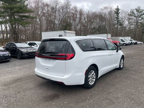 Used 2024 Chrysler Pacifica Touring-L FWD image 5