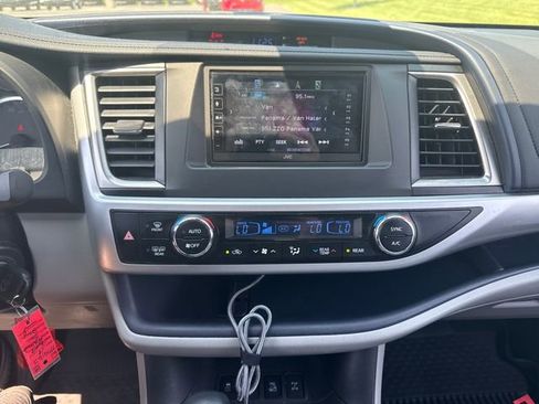 Used 2018 Toyota Highlander Plus AWD/4WD image 27