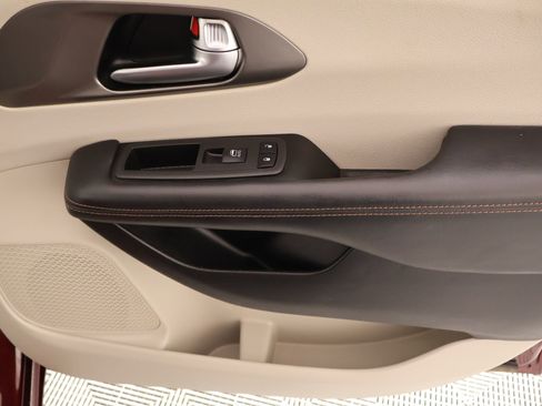 Used 2020 Chrysler Pacifica Touring FWD image 17