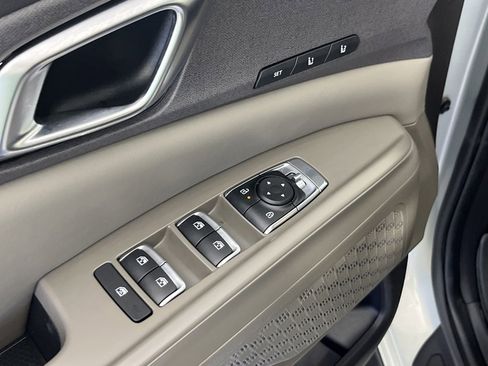 Used 2025 Kia Carnival EX image 23