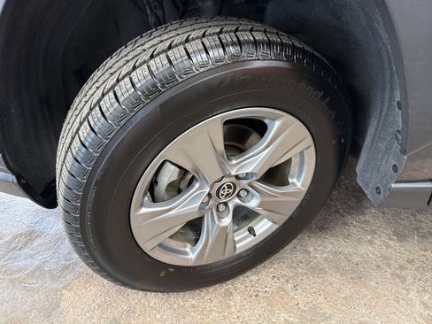 Used 2022 Toyota RAV4 XLE w/ XLE Grade Weather Package image 4