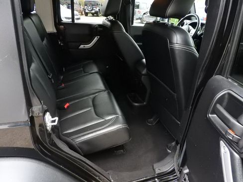 Used 2016 Jeep Wrangler Unlimited Rubicon AWD/4WD image 8