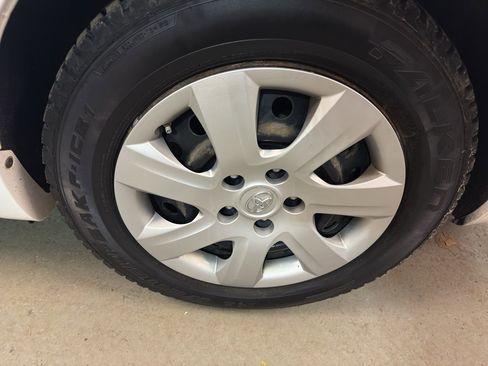 Used 2011 Toyota Camry LE image 31