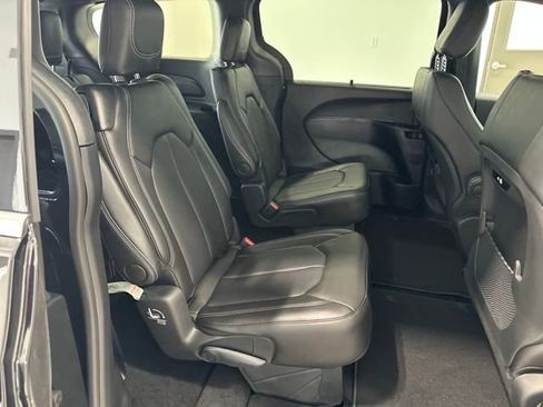 New 2026 Chrysler Pacifica Select image 12