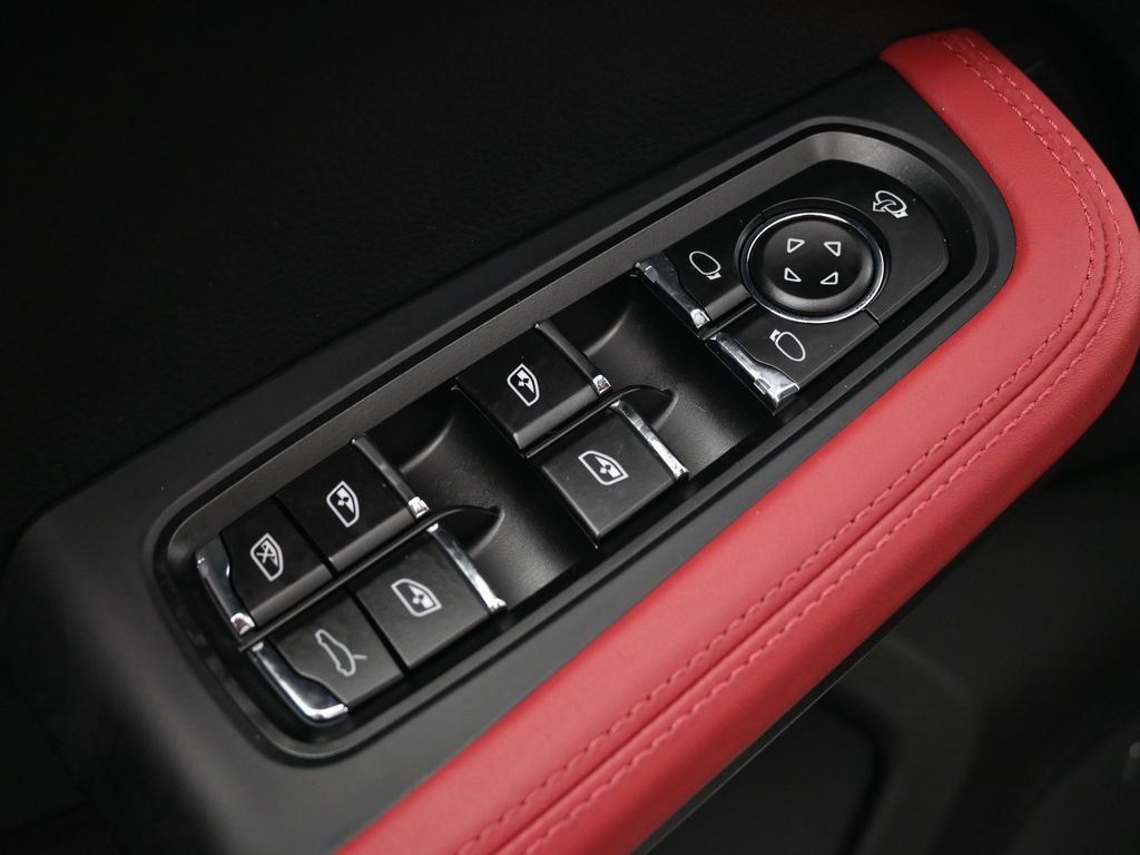 Used 2026 Porsche Macan AWD/4WD image 19
