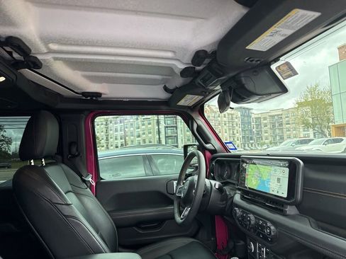 Used 2024 Jeep Wrangler Unlimited Sahara image 10