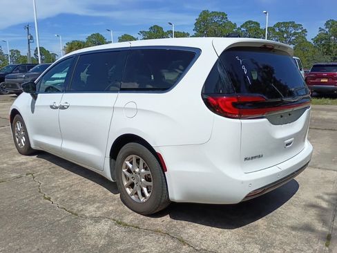 Used 2025 Chrysler Pacifica Select FWD image 7